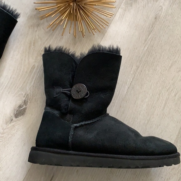 UGG Bailey Button Black Boots size 6 leather sheepskin lining winter cozy - Picture 4 of 16